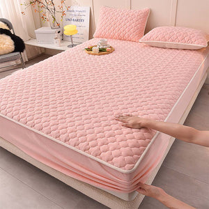 SOGA Pink 153cm Wide Mattress Cover Thick Quilted Fleece Stretchable Clover Design Bed Spread Sheet Protector with Pillow Covers
